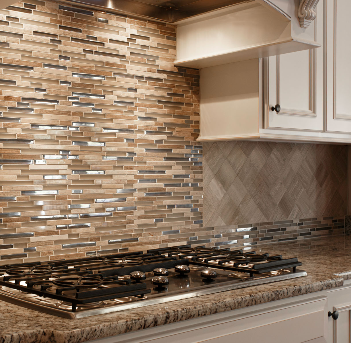 Kitchen-Backsplash high-end kitchen with a backsplash