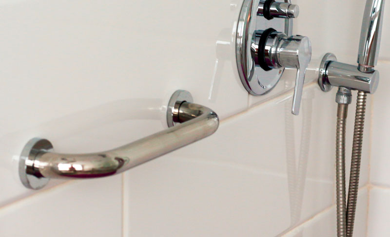 Shower-accessibility shower bar for improved accessibility in the shower